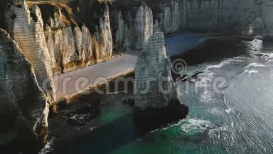 在埃特雷塔著名的白色阿拉巴斯特海悬崖上，无人机在令人难以置信的天然侵蚀岩石拱门和柱子上<strong>滑行</strong>。